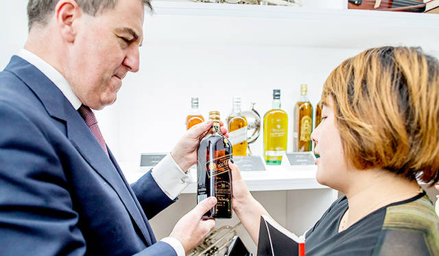 イベントを訪れたバイヤーの質問に答えるジョニー・ウォーカー アンバサダーのジョナサン・ドライバー氏