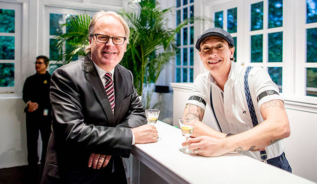 世界的なワイン評論家のジェームズ・サックリング氏（左）とシンガポール在住のスピリッツ専門家、マイケル・カラハン氏