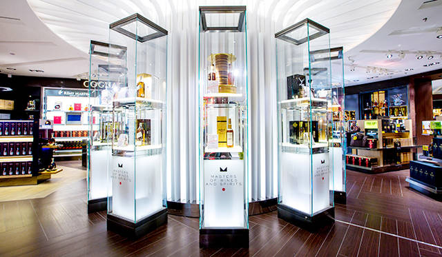 なお、イベントに登場したコレクションは、2015年2月28日（土）まで、DFS シンガポール チャンギ国際空港店で一般向けに展示販売中だ