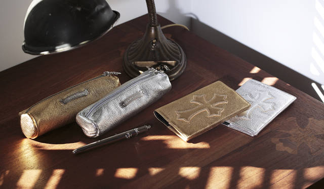 左／ペンケース各11万2320円、右／パスポートケース各8万8560円、ペン43万3080円、マグネット4万8600円