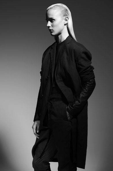 TUCK COCOON COAT 6万1344円、HIGH-NECK LEATHER PULLOVER 9万1800円、HIGH-WAIST SKINNY PANTS 3万1104円<br>Photo：関根慶明、Styling：丸山 晃、Hair/Make:KEN、Art direction：泉谷和載