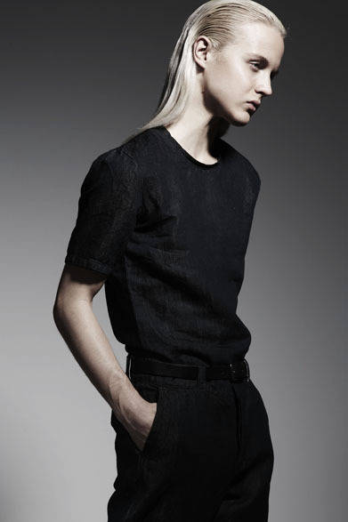 IRREGULAR COLLAR DENIM PULLOVER 2万1384円、TAPERED ANKLE-CUT DENIM PANTS 2万6784円