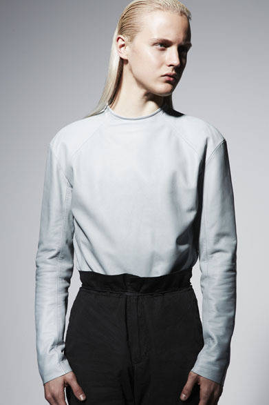 HIGH-NECK LEATHER PULLOVER 9万1800円、HIGH-WAIST SKINNY PANTS 3万1104円