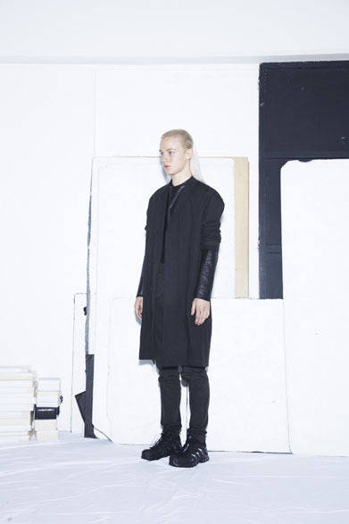 TUCK COCOON COAT 6万1344円、HIGH-NECK LEATHER PULLOVER 9万1800円、HIGH-WAIST SKINNY PANTS 3万1104円