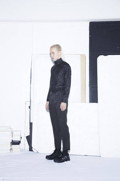 LAYERED HIGH-NECK SHIRT 3万2184円、TUCK EASY ANKLE-CUT TROUSERS 3万6504円