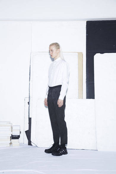 FLY-FRONT SHIRT / 樹脂加工 2万4624円、TUCK EASY ANKLE-CUT TROUSERS 3万6504円