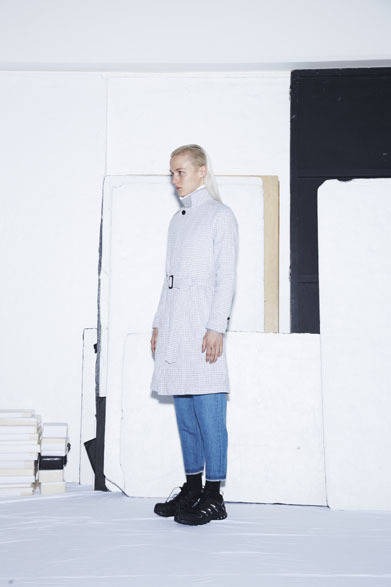 RAGLAN SLEEVE TRENCH COAT 8万2944円、LAYERED HIGH-NECK SHIRT 3万24円、TAPERED ANKLE-CUT DENIM PANTS 2万6784円