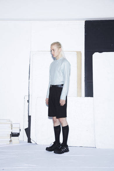 HIGH-NECK LEATHER PULLOVER 9万1800円、TUCK SHORT PANTS 3万24円