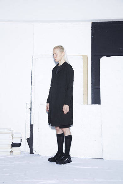 RAGLAN SLEEVE TRENCH COAT 8万2944円、BACK DRAPE PULLOVER SHIRT 2万5704円、TUCK SHORT PANTS 3万24円