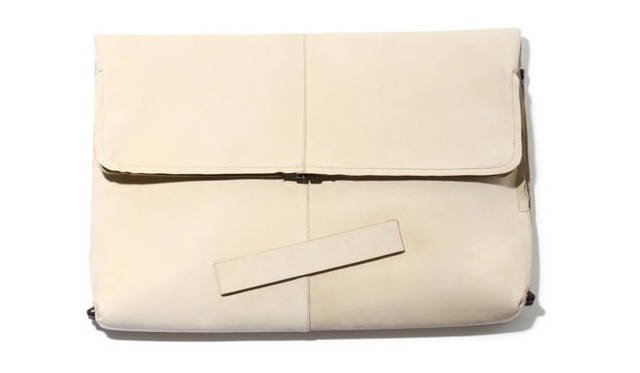 <strong>「JOHN」</strong>　大きな袋を折り返したデザインのビッグクラッチバッグ。A3サイズの書類が収納でき、小物の出し入れをしやすくなるようサイドにもポケット口を付けている。革本来の風合いが楽しめるように素上げ（表面に皮膜を作らず、オイルのみで磨き上げる方法）の牛革を使用。内側にはPVC加工をほどこした裏地に芯を貼付け、全体の貼り感と強度を向上させている。［W46×H34×D4cm］7万3440円