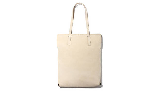 <strong>「MATTHEW」</strong>　マチを浅くしたフラットトートバッグ。ステッチレスのハンドル、紐止めを使ったステッチ隠しなど、素材が際立つようなデザインに注目。内側には小物を分けて入れられるポケット口が2カ所付き。革仕上げは「JOHN」と同様だ。［W35×H45×D4cm］5万1840円