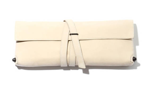 <strong>「PETER」</strong>　革紐を二重に巻き付けたデザインのクラッチバッグ。6枚のカードを保管できるポケット、コインポケット、さらに3つに区切られた収納ポケット付きで、ウォレットとしても活用できるアイテムだ。内側になめらかで肌触りが良いピッグシルキーを使用し、上品な印象に仕上げている。［W32×H12×D4.5cm］3万4560円