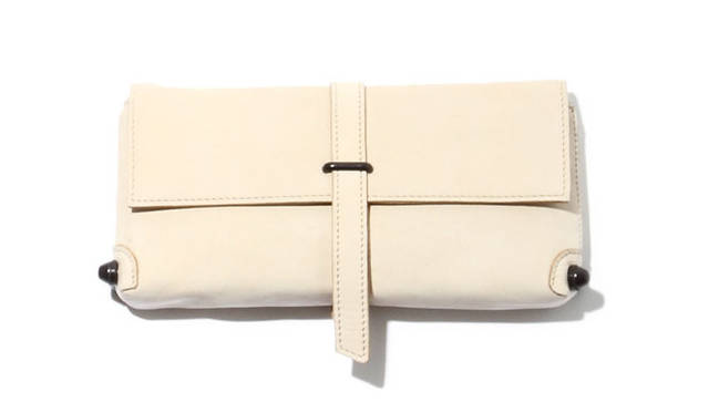 <strong>「ANDREW」</strong>　複数の仕切りを加え、カードやお札の収納性を向上させたウォレット。コインポケットの前後にもカードポケットを取り付け、頻繁に使うカードとの区分けができるようになっている。［W21×H11.5×D3cm］3万240円