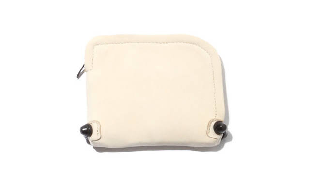 <strong>「SIMON」</strong>　デイリーユースを意識したコインケース。コインポケットを中央に配し、ポケットを仕切りにして、カードやお札が収納できるようになっている。［W12.5×H11×D2cm］1万9440円