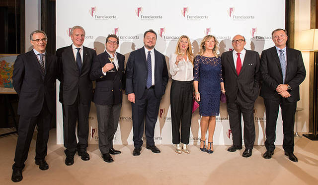 イタリア大使館でのレセプションの模様（左からフランチャコルタ協会ジェネラルマネージャー、ジュゼッペ・サルヴィオーニ氏、リッチクルバストロ社オーナー、リカルド・リッチ・クルバストロ氏）