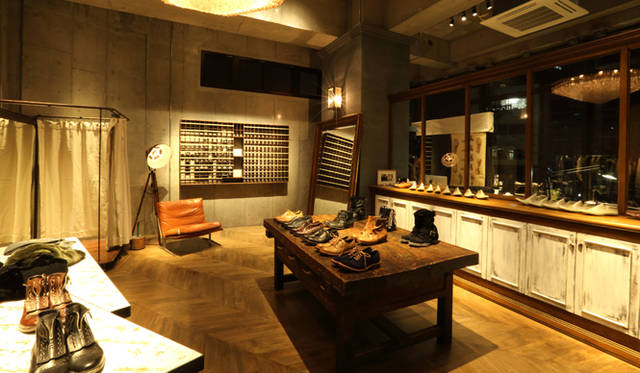 木の床とコンクリートの壁のコントラストがモダンな印象。什器には、ヨーロッパのヴィンテージのものをセレクト