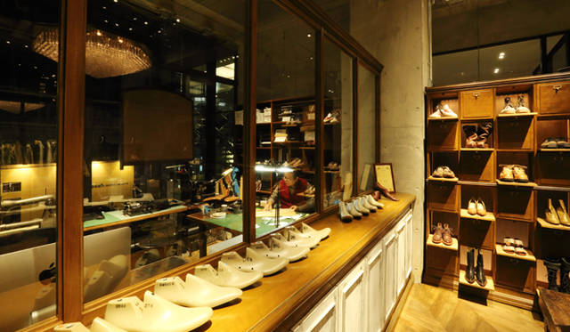 手前がショップのスペース。ガラスの窓の奥が工房