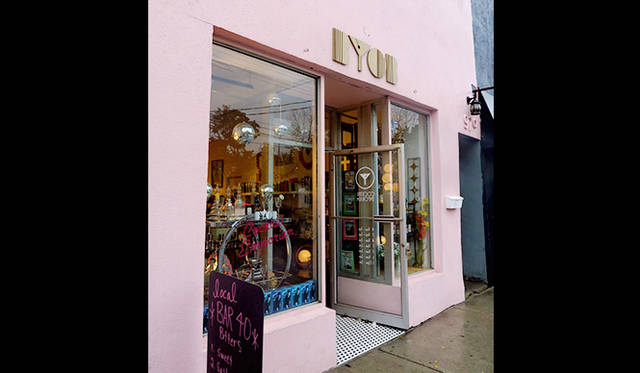 個性的な店が並ぶウエスト・クイーン・ウエストのなかでも、一際異彩を放っていたのが、カクテルがテーマの雑貨店「BYOB カクテル・エンポリアム」