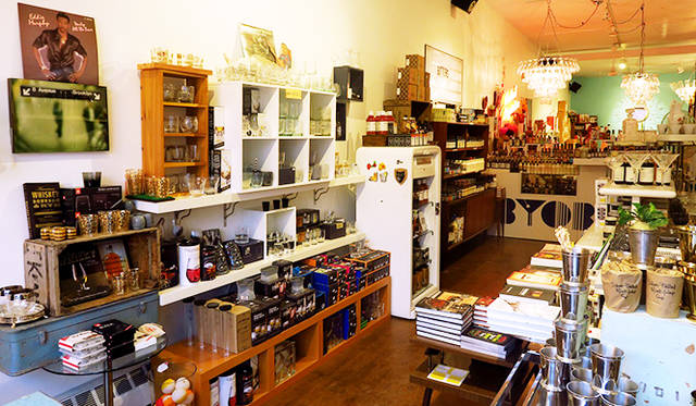 「BYOB カクテル・エンポリアム」。店内にはアンティークのものから最新のものまで、世界各国のワイングラスやボトル、お酒にちなんだ食器類が所狭しと並ぶ
