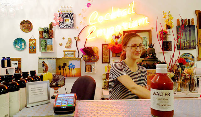 「BYOB カクテル・エンポリアム」。ワインバッグやカクテル本、ワイングラスを使ったシャンデリアなどの雑貨も豊富でプレゼント探しに最適だ