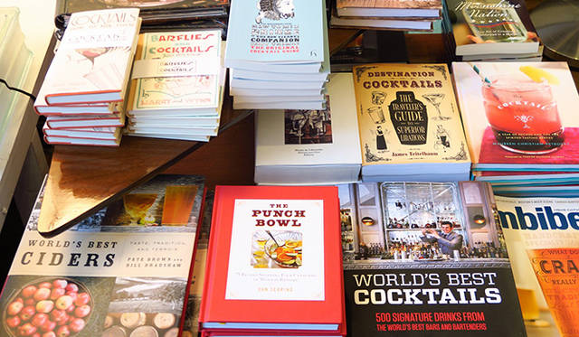 「BYOB カクテル・エンポリアム」。カクテルに関する本も豊富。ちなみにトロントでお酒を買えるのは「Liquor Control Board of Ontario」通称「LCBO 」などの専門店のみ。スーパーやコンビニで気軽に買うことはできないので、お土産探しには注意が必要だ