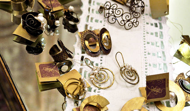 「Citizenry」。カップルが経営する小さなブティックでは、芸術品のようなドレスやロマンティックで繊細なアクセサリーを販売