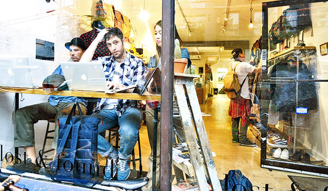 若者も多く集まるエリア