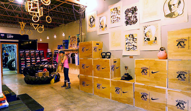 「ACADEMY OF LIONS ATHLETICS」。あるのは大きなタイヤ（！）にバーベル、縄跳び……と、古典的な器具のみだ