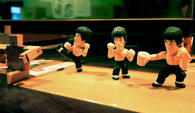 「ACADEMY OF LIONS ATHLETICS」。カフェの一角にブルース・リーのフィギュアを発見