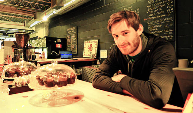 「ACADEMY OF LIONS ATHLETICS」。カフェではヘルシードリンクやマフィンを販売。スタッフもさすがに良いカラダ