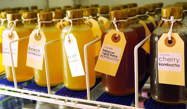 「ACADEMY OF LIONS ATHLETICS」。コーヒーや紅茶のほか、冷蔵庫にはキューカンバやピーチ、ジンジャーなど、ヘルシー志向のドリンクを用意。シンプルなパッケージもジムの雰囲気にマッチ