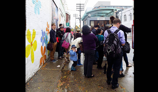 トロントでは路面電車やバスなどの公共交通が便利。雨が降っているせいか今日は少し混雑していた