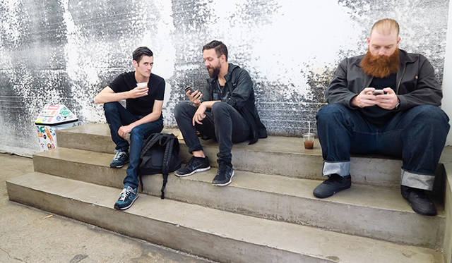 ウエスト・クイーン・ウエストで見つけたコーヒーショップ「SAM JAMES COFFEE BAR」。店の外!?と思うような店内。机とイスのかわりに階段を設置。思い思いのスタイルでコーヒーを楽しむ