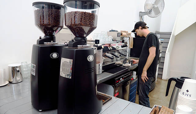 「SAM JAMES COFFEE BAR」。カナダでコーヒーといえば、ホッケー選手が開いたことでも有名な「ティムホートンズ」と、高級路線の「セカンドカップ」が2大メジャーだが、個性的なコーヒースタンドも増えている