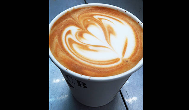 「SAM JAMES COFFEE BAR」。カプチーノを注文。体の芯から温まる