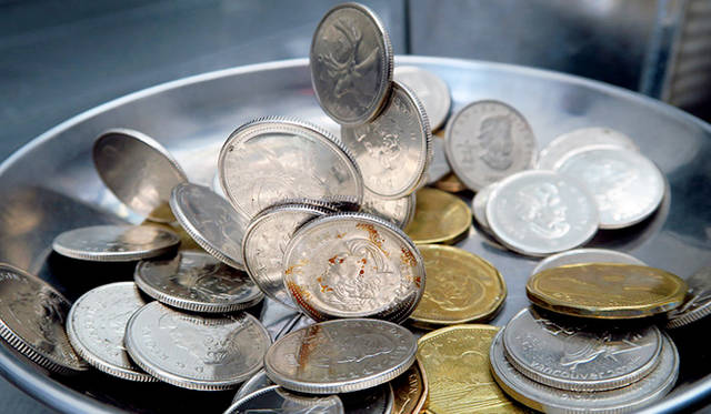 「SAM JAMES COFFEE BAR」。なぜチップが立つのだろうと思ったら、トレイが強力な磁石になっていた。ついつい試してみたくてチップを立てる人もチラホラ