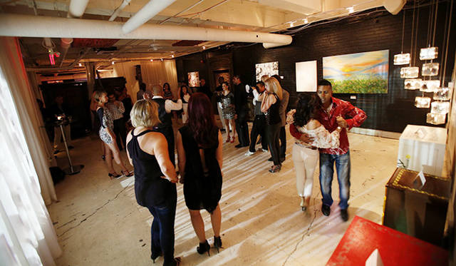 ［番外編］編集部が見つけたアートなトロント<br />「ハウス・オブ・モーメンツ」。この日はサルサのイベントも開かれ、ムーディーな大人の夜といった雰囲気に包まれていた