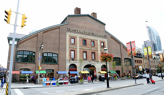 ［番外編］編集部が見つけたアートなトロント<br />旅行の思い出にちょっとしたアート作品を購入したい。そんなときは「セント・ローレンス・マーケット」がおすすめだ