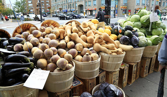 ［番外編］編集部が見つけたアートなトロント<br />「セント・ローレンス・マーケット」。この日は土曜日とあって「ファーマーズ・マーケット」も開催。無造作に積まれた野菜も、新鮮さが伝わってくるようでかえっておいしそうだ