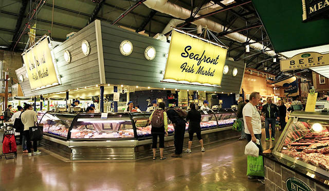 ［番外編］編集部が見つけたアートなトロント<br />「セント・ローレンス・マーケット」。週末には、マーケットの向かいにファーマーズ・マーケットも開かれ、農家のとれたて野菜やメープルシロップ、メノナイトが作るソーセージなど、色とりどりの食材が並ぶ