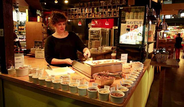 ［番外編］編集部が見つけたアートなトロント<br />「セント・ローレンス・マーケット」。ホームメイドマスタードの専門店。メープルシロップを使ったマスタードもお土産に人気。試食もOK