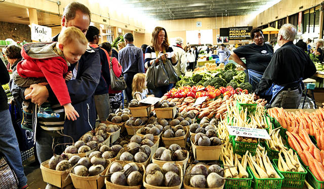 ［番外編］編集部が見つけたアートなトロント<br />「セント・ローレンス・マーケット」。親子連れの姿も多い。野菜に興味津々の子供たち。野菜の名前を教えている親子の姿も