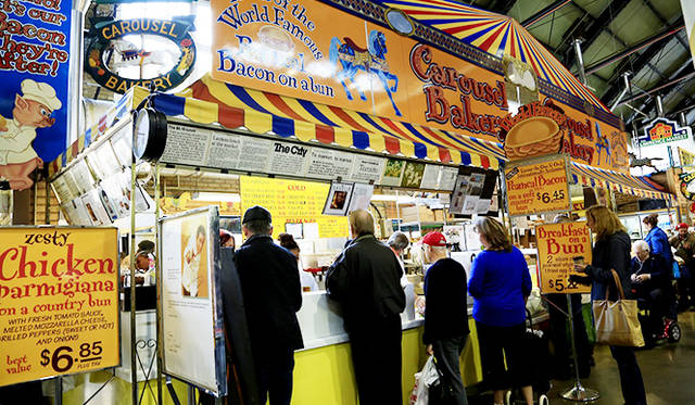 ［番外編］編集部が見つけたアートなトロント<br />「セント・ローレンス・マーケット」。人気のピーミール・ベーコン・サンド屋。映画撮影の際にはスタッフが大量に購入していく姿も。店には有名人のサインも多く飾られている