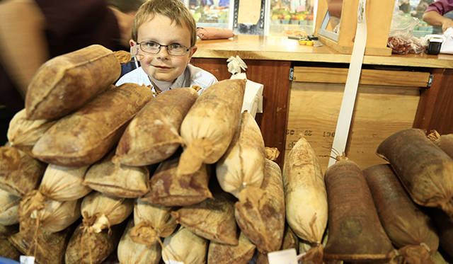 ［番外編］編集部が見つけたアートなトロント<br />「セント・ローレンス・マーケット」。お店を手伝う男の子。メノナイトの作るソーセージも人気だ