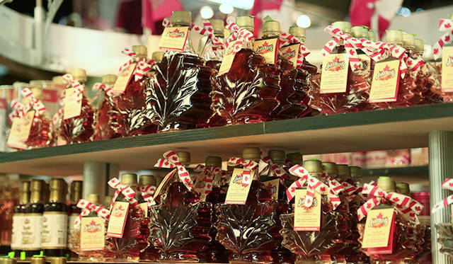 ［番外編］編集部が見つけたアートなトロント<br />「セント・ローレンス・マーケット」。カナダ土産といえばというメープルシロップ。ライト、ミディアム、アンバーなど、種類も豊富に選べる。スーパーよりもリーズナブル