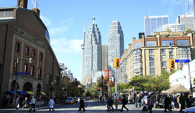 ［番外編］編集部が見つけたアートなトロント<br />セント・ローレンス・マーケットの裏にはトロントタワーがそびえる。街中にこういったマーケットを残すのも、トロントの豊かさのひとつ