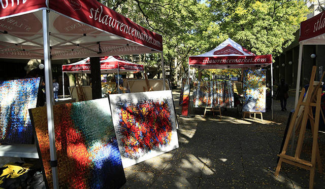 ［番外編］編集部が見つけたアートなトロント<br />「セント・ローレンス・マーケット」。また広場ではアーティストたちが絵ハガキやイラスト、陶器などの作品を販売