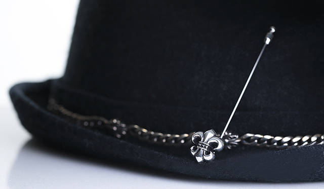 ラペルピン8万3160円、ハット28万800円