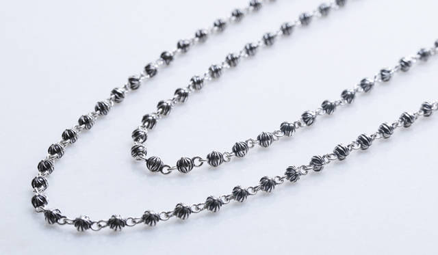 ネックレス29万4840円（ショートタイプ）、38万3400円（ロングタイプ）