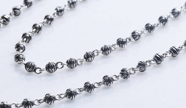 ネックレス29万4840円（ショートタイプ）、38万3400円（ロングタイプ）